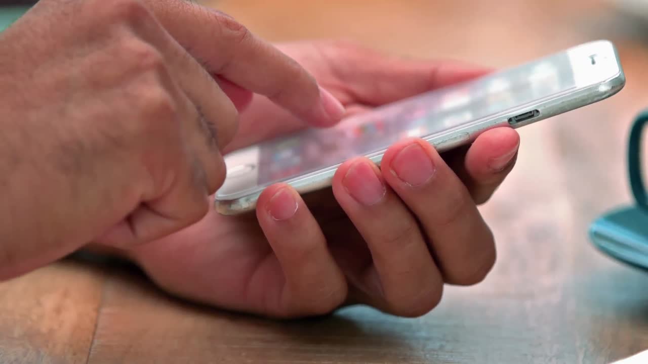 hombre de negocios casual usando su teléfono inteligente