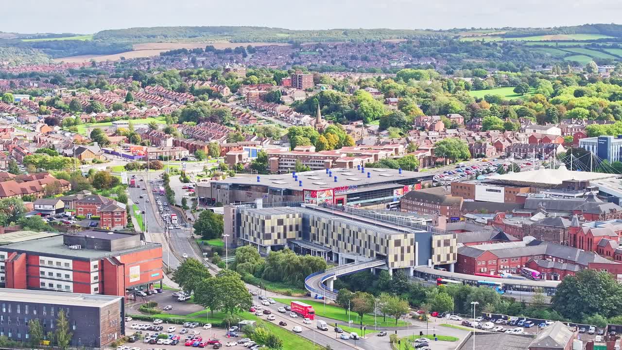 panorámica aérea de rotherham, inglaterra, en un día soleado