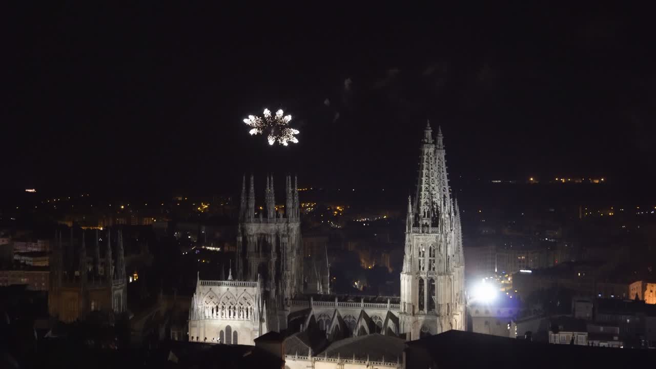 스페인 카스티야-이-레온의 부르고스 (burgos) 에 있는 고 양식의 대성당 위에 화려한 불꽃놀이가 펼쳐진다.