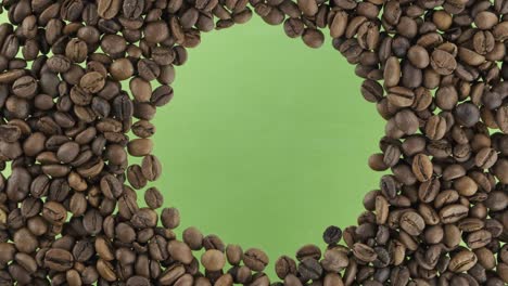 rotación de granos de café esparcidos en un círculo con espacio en el centro. vista superior.