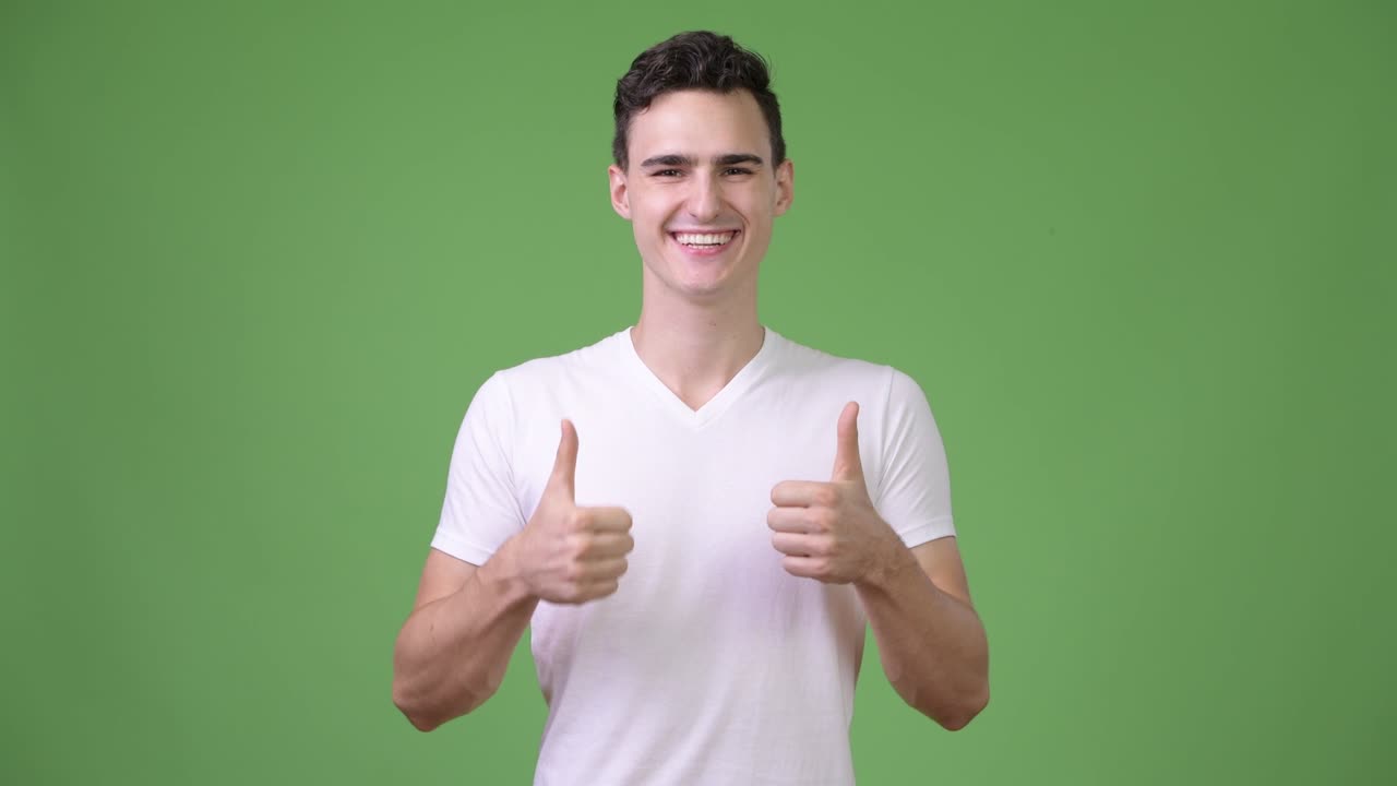 joven apuesto dando pulgares hacia arriba