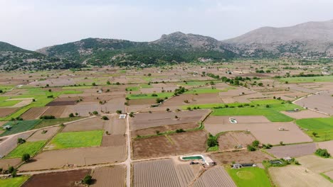 Campos-De-Agricultura-Marrón-Y-Verde-En-Una-Meseta,-Creta,-Grecia