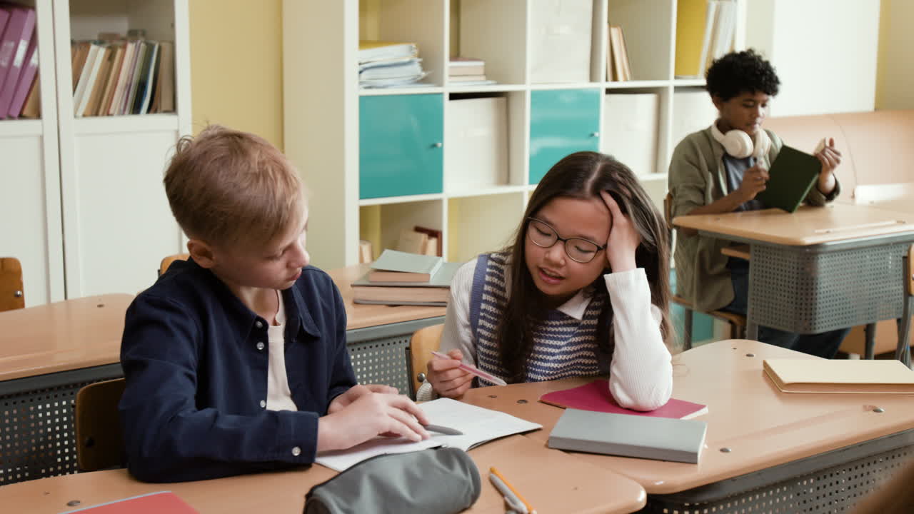 교실에서 함께 공부하는 학생들