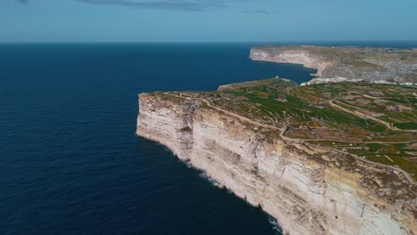 acantilados en la isla de malta gozo