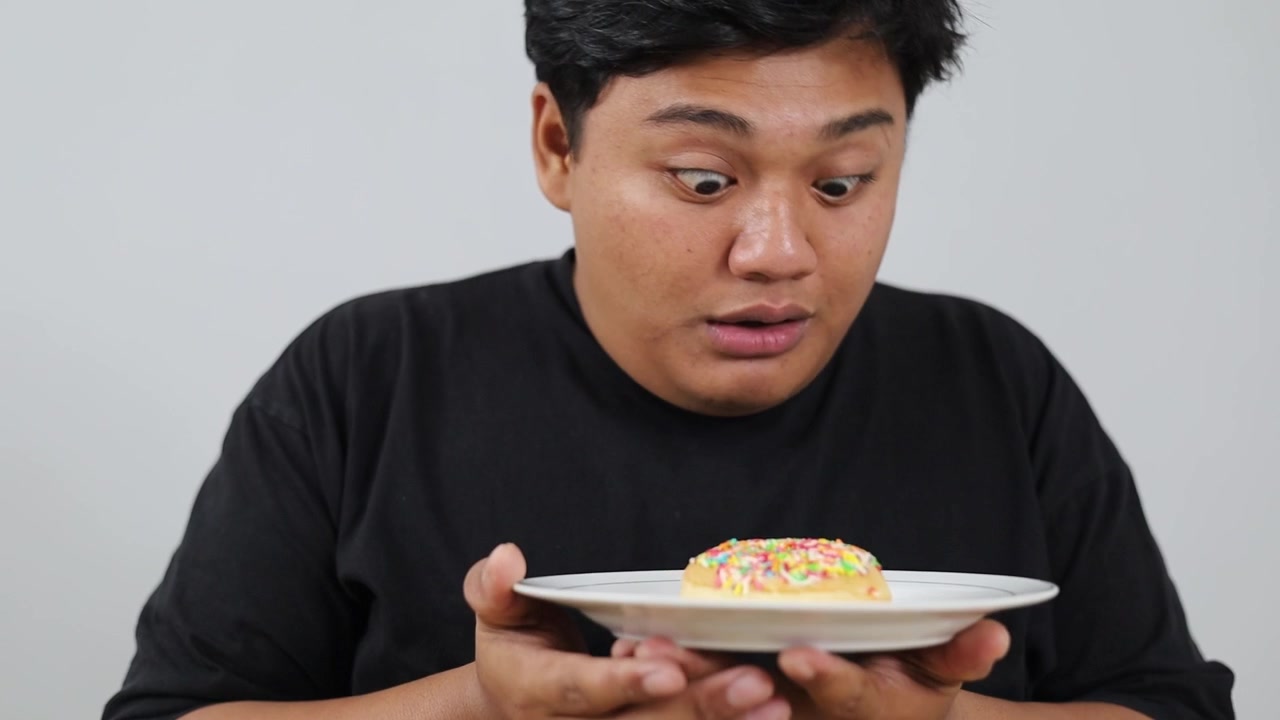 Pria Asia Gemuk Berpuasa dari Makanan Tinggi Gula dan Karbohidrat. Pria Berdiet. Konsep Disiplin Penurunan Berat Badan.