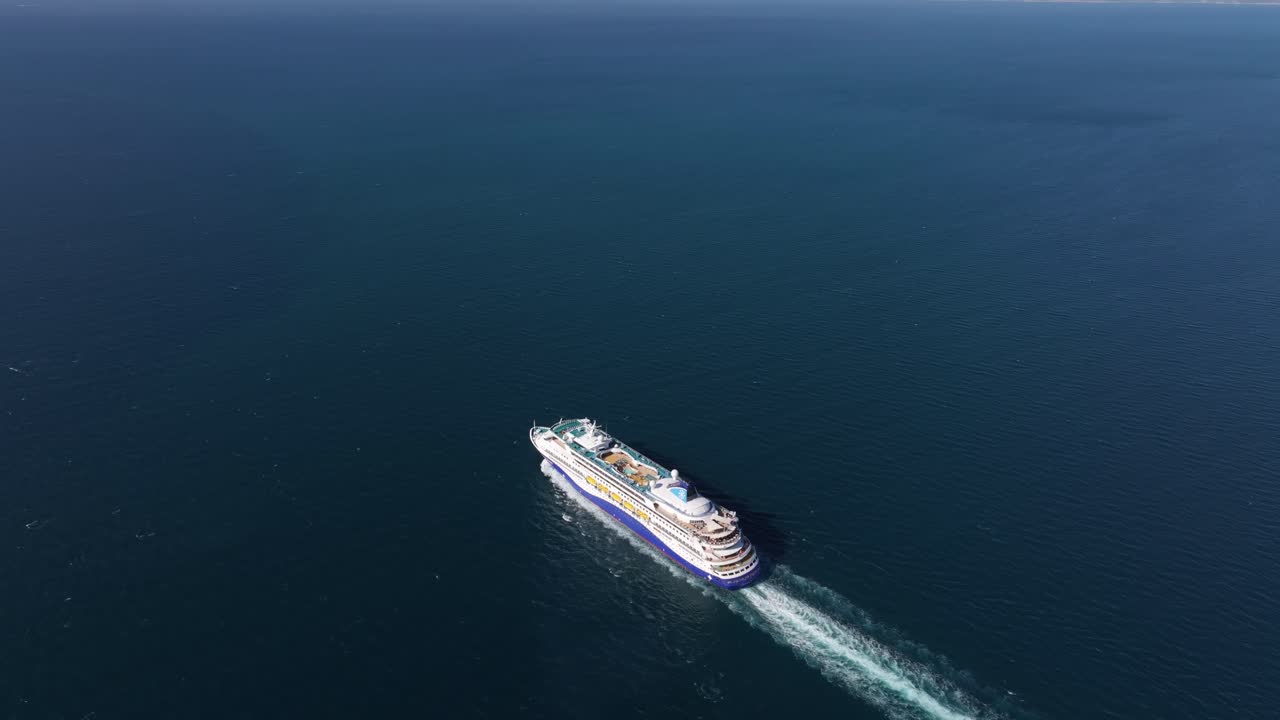 Krydstogtskib sejler under solrig himmel på Det Ægæiske Hav, Kusadasi, Tyrkiet