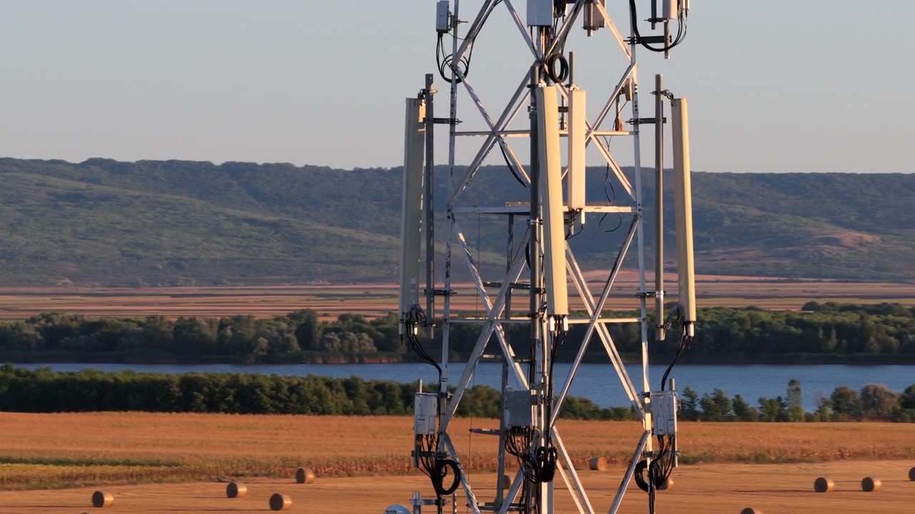 Torre di telecomunicazioni che fornisce connettività, stagliata contro un bellissimo cielo al tramonto con qualche nuvola.