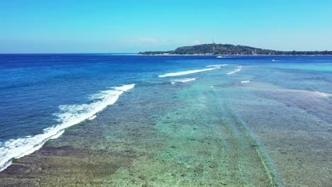 冰晶清晰的熱帶海, 靠近島<unk>海岸的浅水空中全景與複製空間