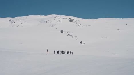 grupo de excursionistas disfruta de la aventura en la nevada noruega, vatnahalsen