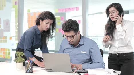 grupo de trabajo duro de colegas de la oficina están tensos y preocupados mientras completan el proyecto.