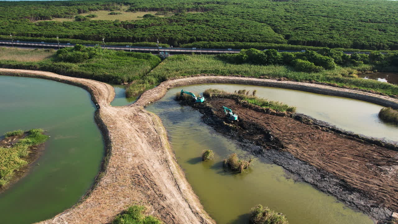 excavadoras que trabajan en un proyecto de restauración de humedales, restauración del ecosistema y el medio ambiente
