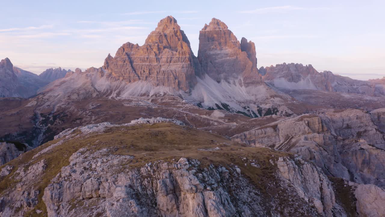 Bellissima inquadratura di ambientazione del Parco Naturale Tre Cime al tramonto in una bella giornata nelle Dolomiti italiane.