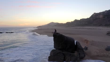 4k-Drohnenaufnahme-Eines-Strandes-In-Cabo-San-Lucas