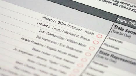 Boleta-Electoral-Presidencial-En-Blanco-De-Los-Estados-Unidos-De-2020,-Donald-Trump-Y-Joe-Biden-Círculos-Rojos-Profundidad-De-Campo