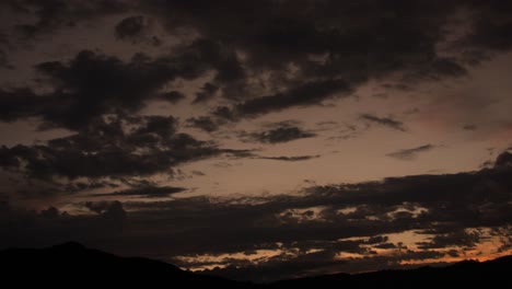 Wunderschöner-Malerischer-Sonnenuntergang-Mit-Sonnenstrahlen,-Die-Durch-Wolken-Scheinen.-4K-UHD-Zeitraffer.-Wunderschöne-Wolken.-Goldene-Stunde