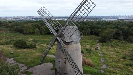 Bidston-Hill-Molino-De-Harina-Rural-En-Desuso-Restaurado-Tradicional-Molino-De-Vela-De-Madera-Birkenhead-Vista-Frontal-De-La-Antena-Aumento-Lento