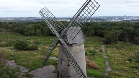 bidston 언덕 폐기 농촌 제 분소 복원 된 전통적인 목조 돛 풍차 birkenhead 공중 전면보기 느리게 상승