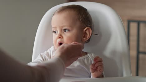 Video-De-Madre-Dándole-Medicina-A-Su-Hija-En-Casa.