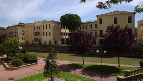 Narbonne-Blick-Auf-Den-Kanal-Und-Die-Historische-Stadt