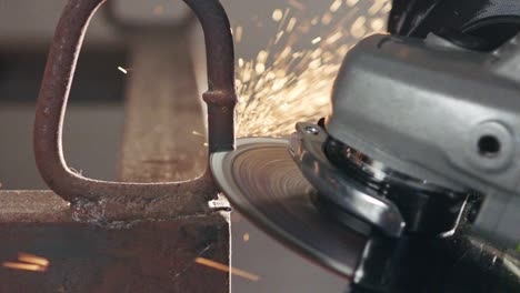 movimiento lento de un molinillo de metal durante el trabajo con chispas volando