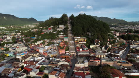 Drone-Shot-Vista-Frontal-De-Las-Escaleras-De-La-Iglesia-De-San-Cirstobalito-En-San-Cristóbal-De-Las-Casas-Chiapas-México