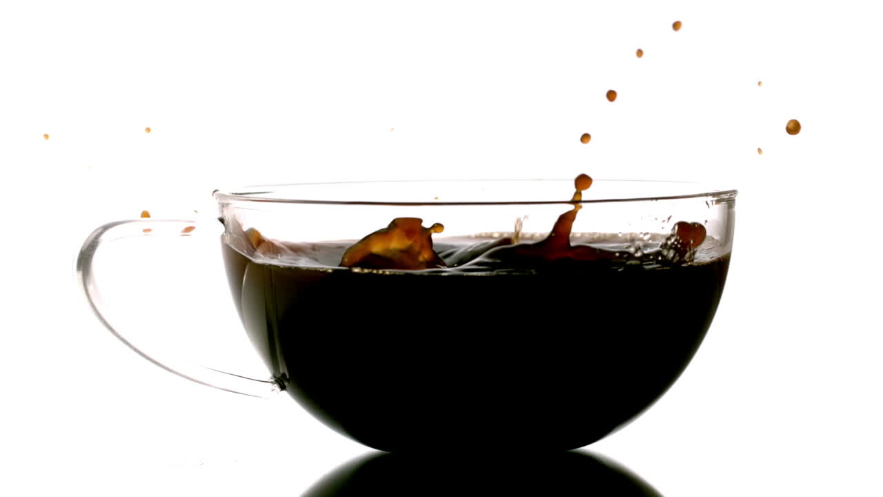 кубик сахара падает в чашку чая