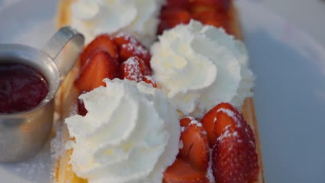 cacerola de gofres de postre, crema batida y fresas