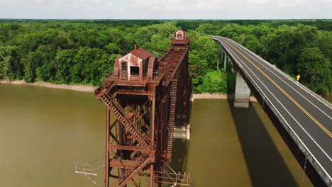 autopista principal cerca del puente rusty truss sobre el río blanco en twin city riverfront park, arkansas, estados unidos