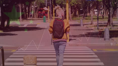 animación de procesamiento de datos y bandera de china sobre albino hombre afroamericano caminando por la calle