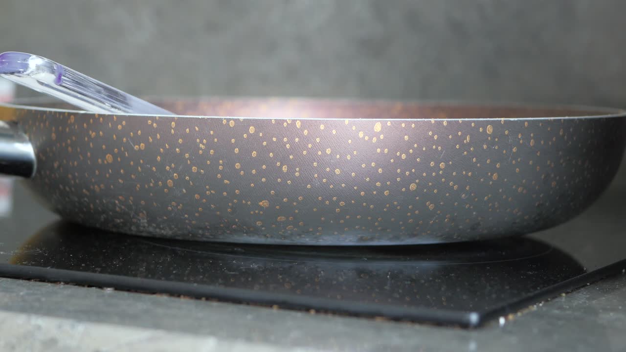 스토브 에 있는 빈 김판