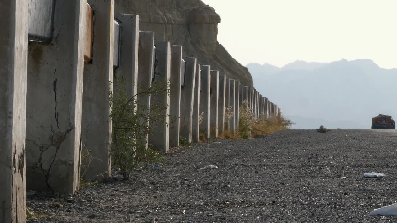 вид крупным планом на дорожное ограждение на шоссе в белуджистане