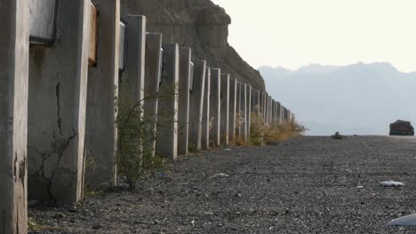 Vista-De-Cerca-De-La-Barrera-De-Tráfico-De-La-Autopista-En-Baluchistán