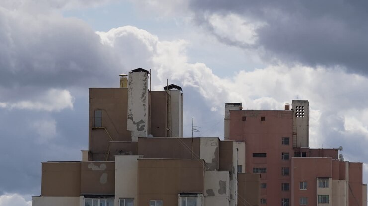 Ripresa con drone di architettura di un edificio sovietico in una giornata cupa con sole basso. Tempo in cambiamento.