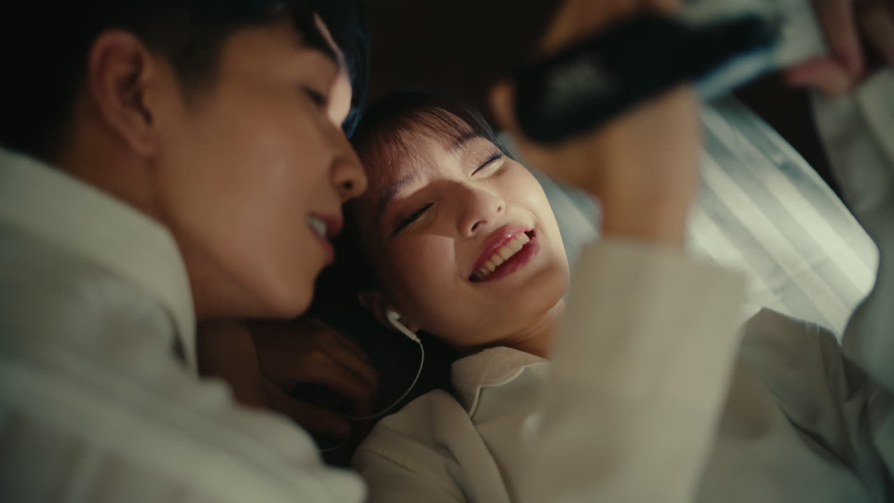 한 커플이 한 순간을 나누고 있습니다.