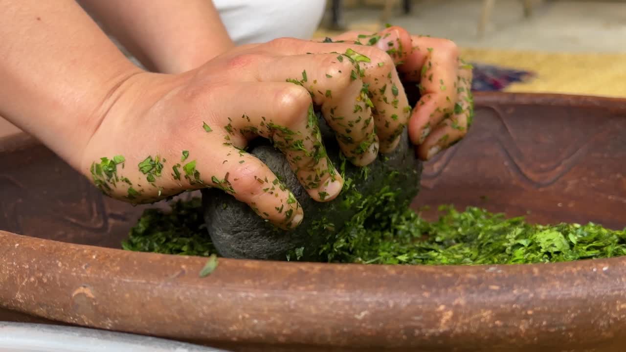 mortero de piedra triturar cortar verduras en una sartén de arcilla de cerca mezcla de hierbas aromáticas infundir deliciosa comida vegetariana cocina persa receta turca vida rural campo en gilan paisaje natural de irán