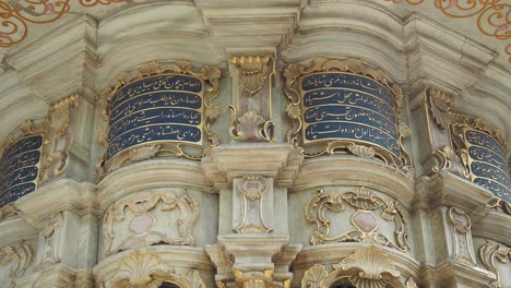 detalle ornamental de un edificio histórico