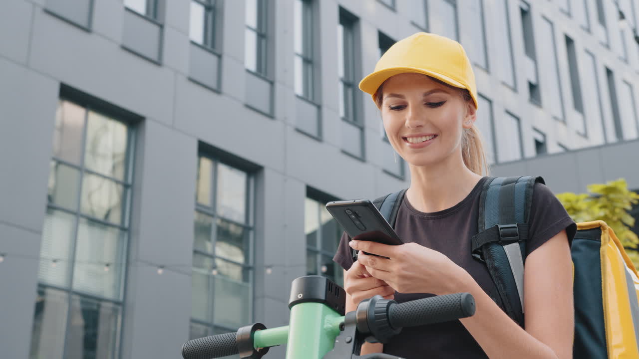 mujer repartidora que utiliza un teléfono inteligente