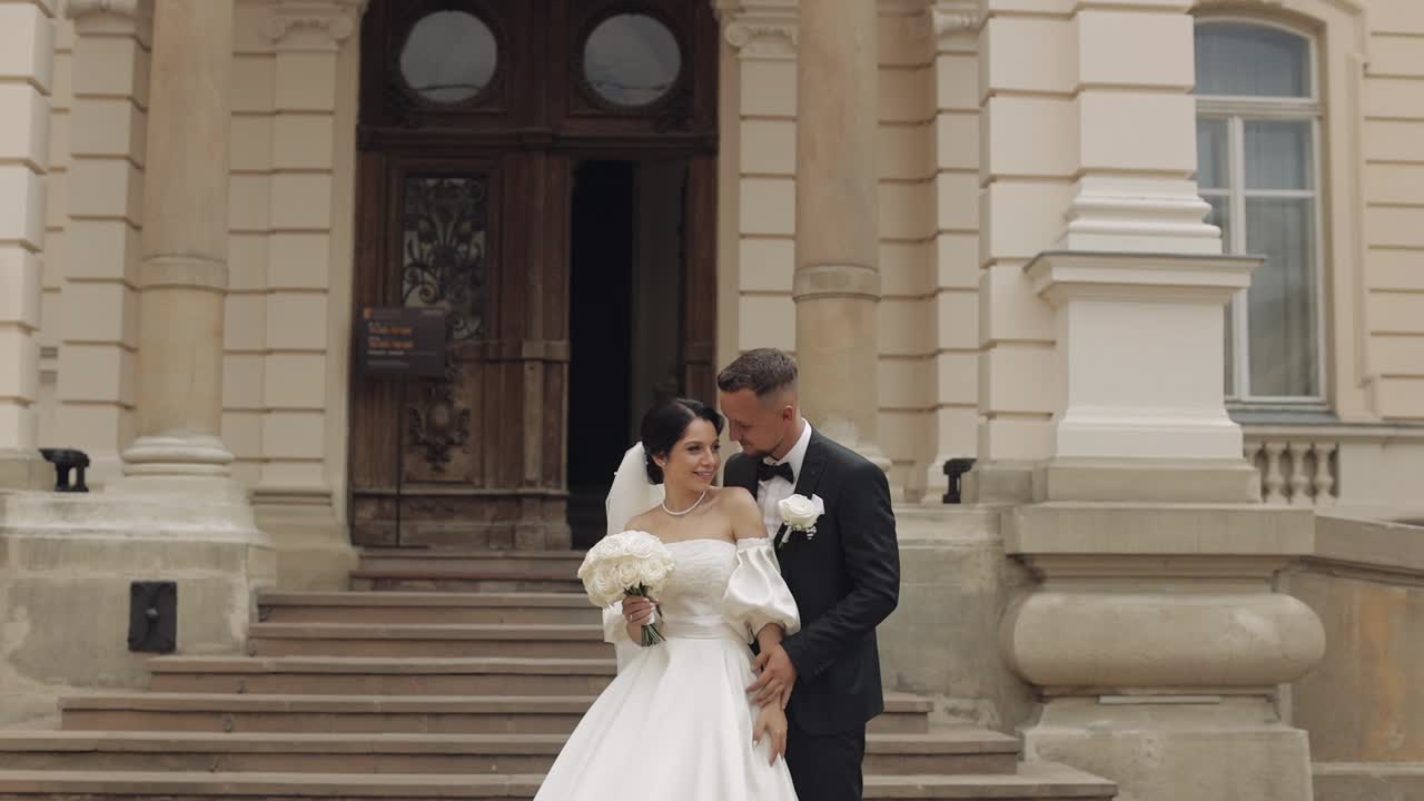 novia y novio besándose en su ceremonia de boda