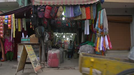 pequeña tienda en polvorienta carretera india