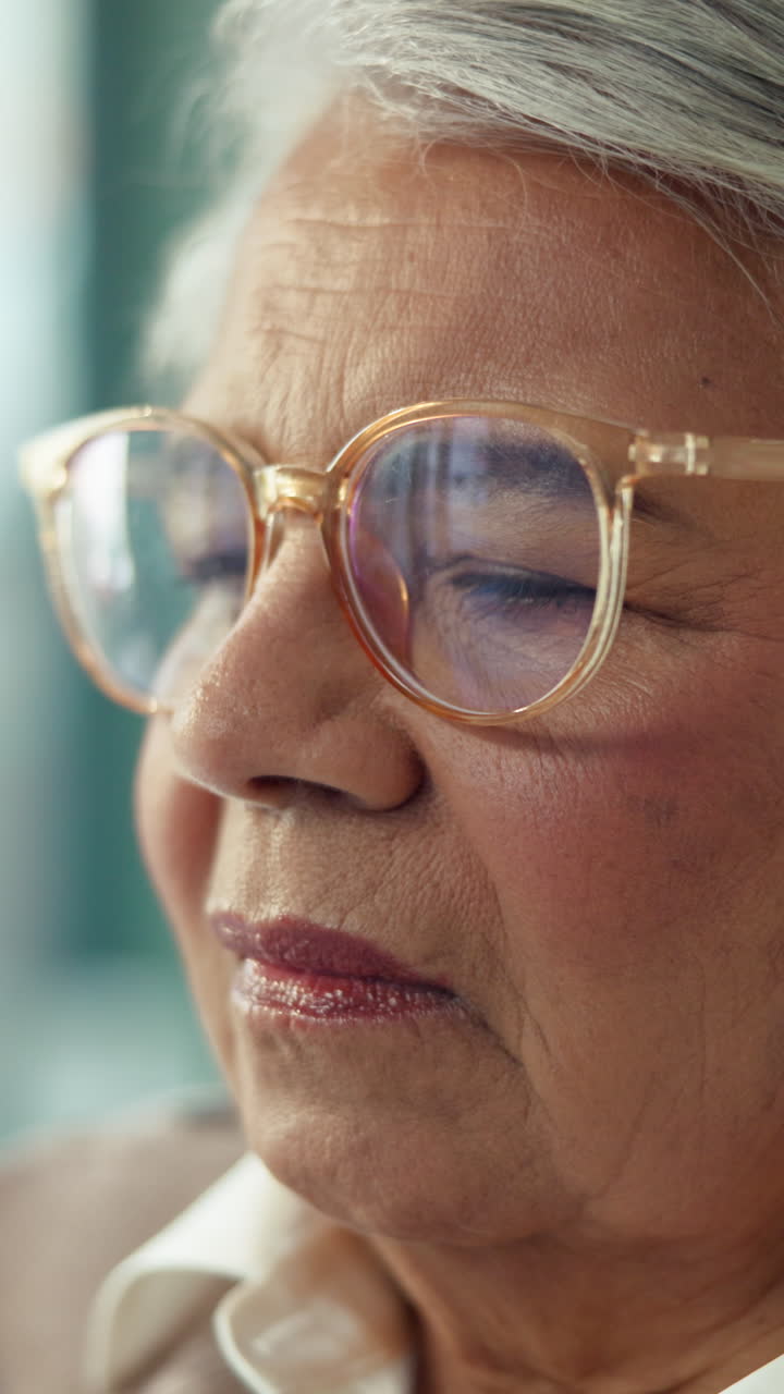 Retrato en primer plano de una mujer mayor abriendo los ojos