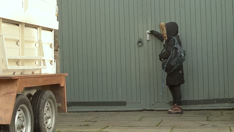 mujer asegurando la puerta del granero