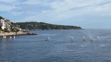 vista panorámica de un grupo de veleros que navegan para una carrera de regatas a lo largo de la costa de niza en francia