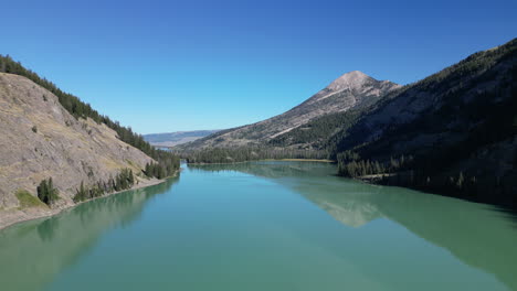 Quietud-Del-Agua-Con-Reflejos-Sobre-Los-Lagos-Del-Río-Verde-Inferior-En-Wyoming