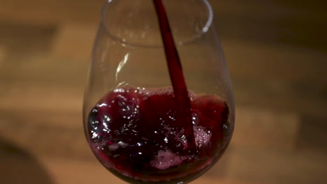 cierre de llenar una copa con vino tinto
