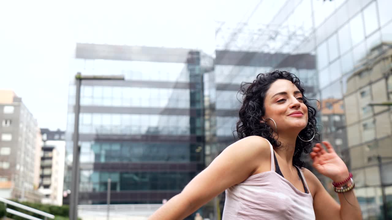 Mulher dançando em ambiente urbano