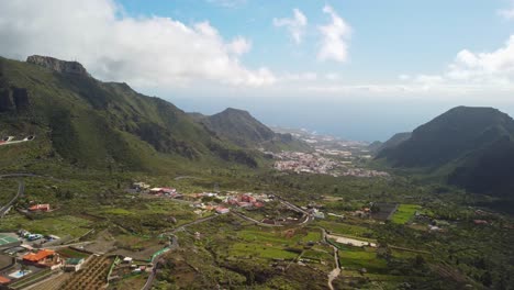 Kleine-Küstenstädte-Der-Insel-Teneriffa-Mit-Bergen-Und-Meer-Am-Horizont