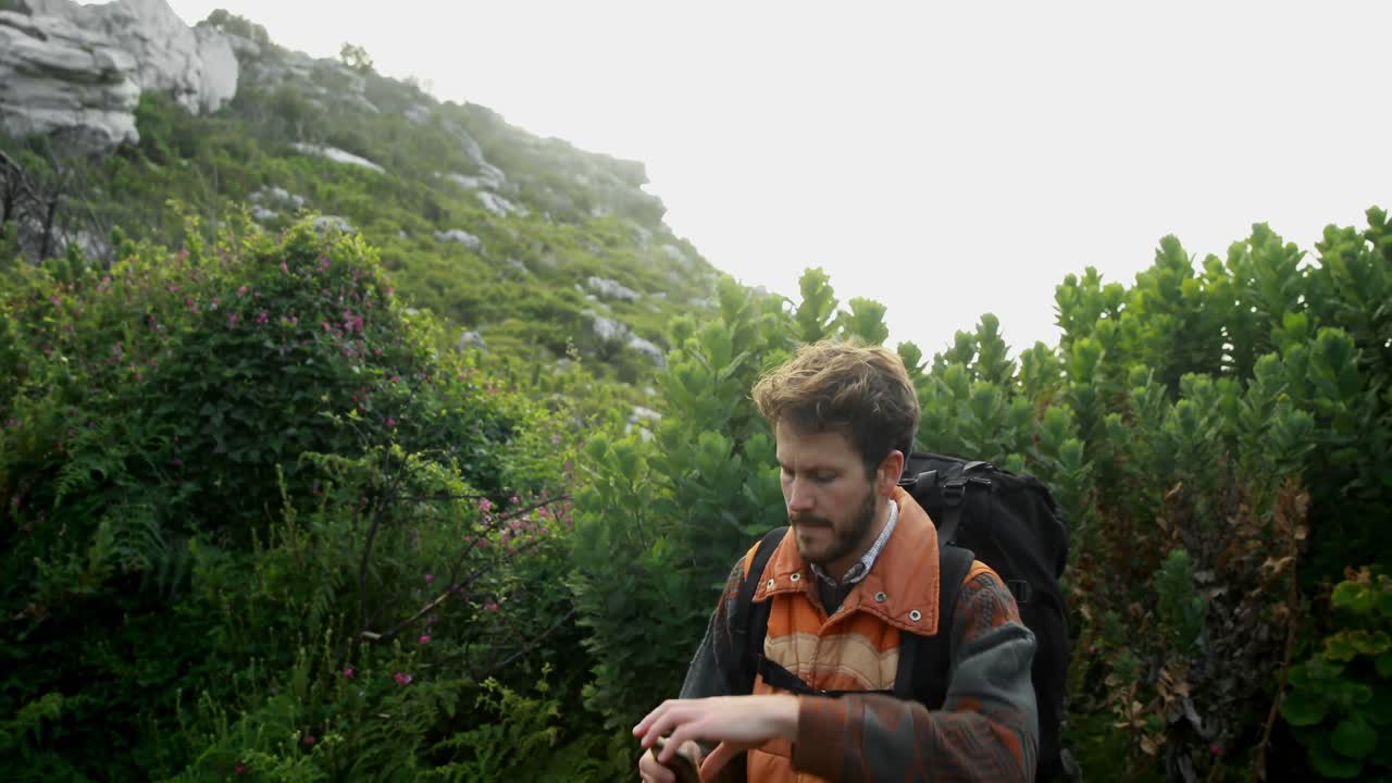 excursionista masculino tomando una foto con un teléfono móvil 4k