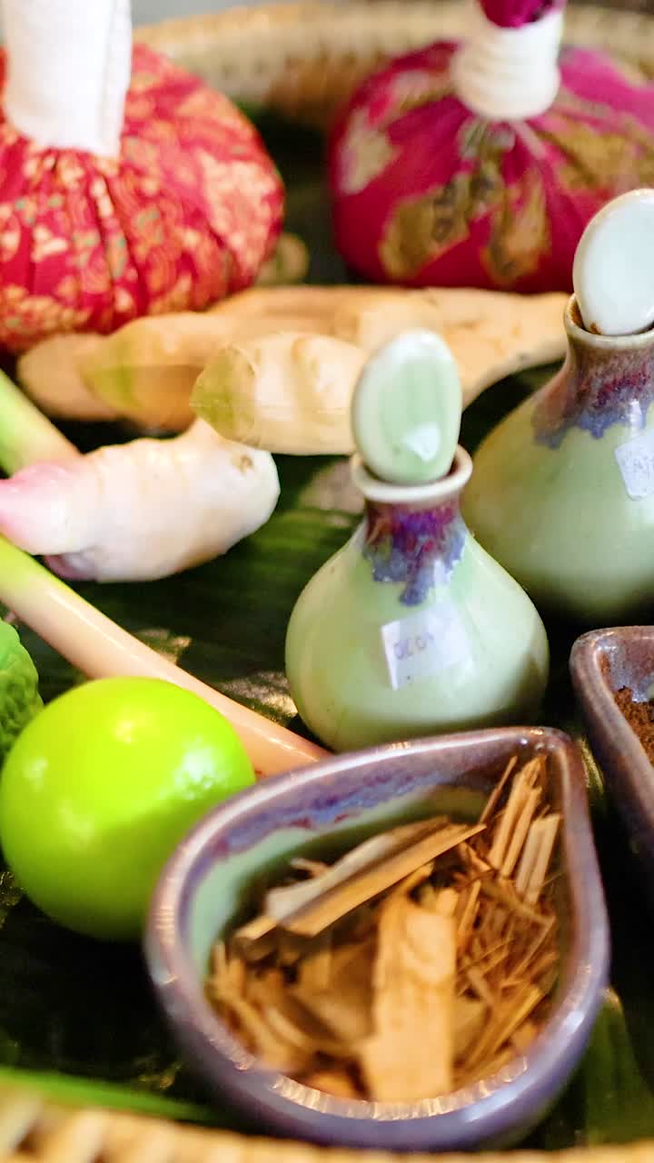 una vibrante exhibición de compresas y ingredientes de hierbas tailandesas, mostrando elementos de masaje tradicional en un entorno sereno