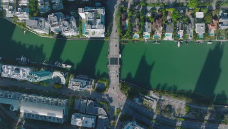 Volar-Por-Encima-De-La-Carretera-Principal-Que-Pasa-Sobre-El-Río-En-Los-Puentes.-Distrito-Residencial-De-Lujo-Desde-Arriba.-Vista-De-Arriba-Hacia-Abajo-De-La-Ciudad.-Miami,-Estados-Unidos