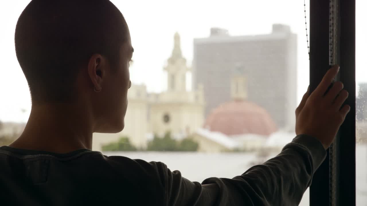 hombre de pie cerca de la ventana en casa 4k